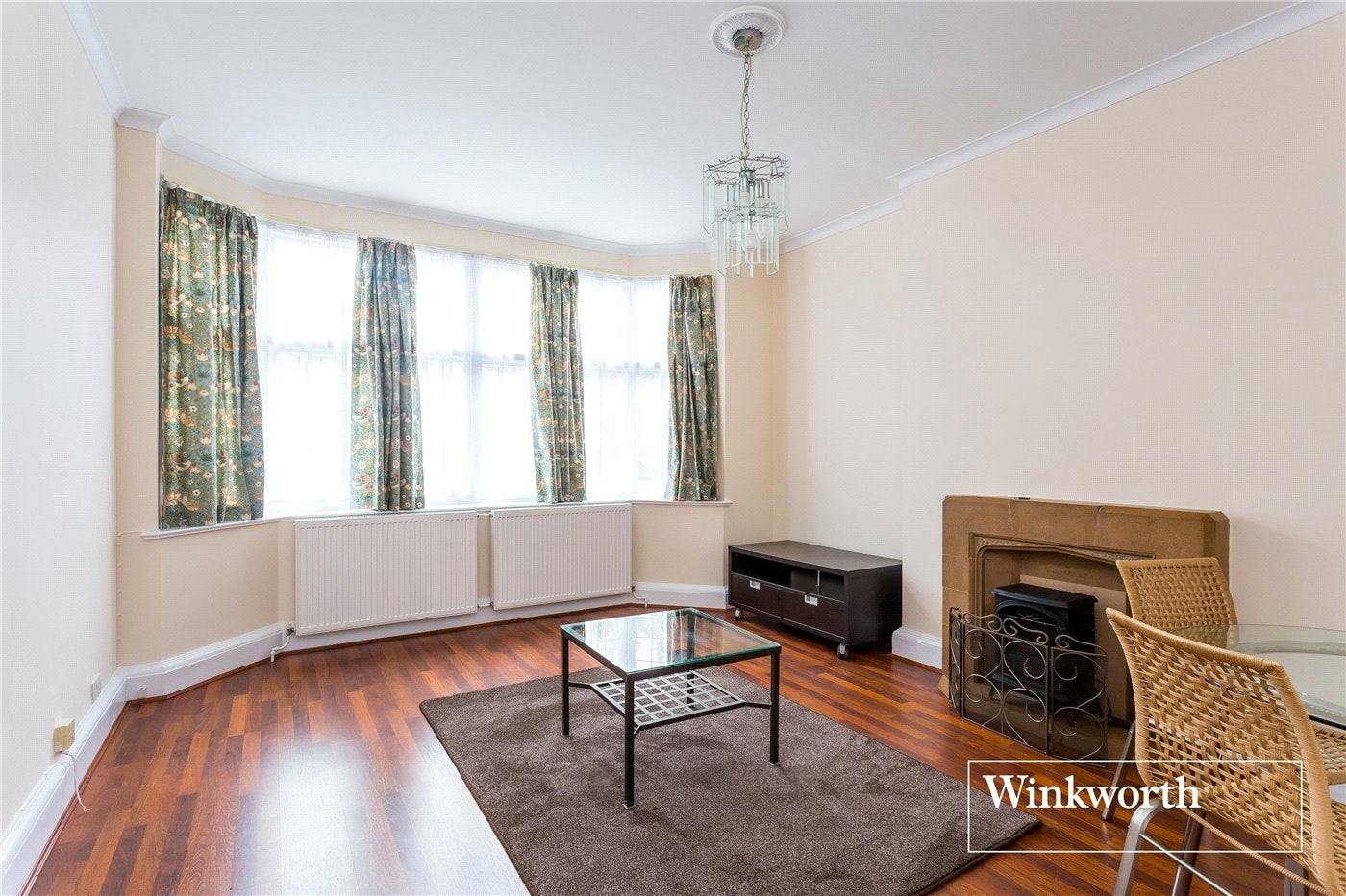 Flat Hendon Lane in Greater London