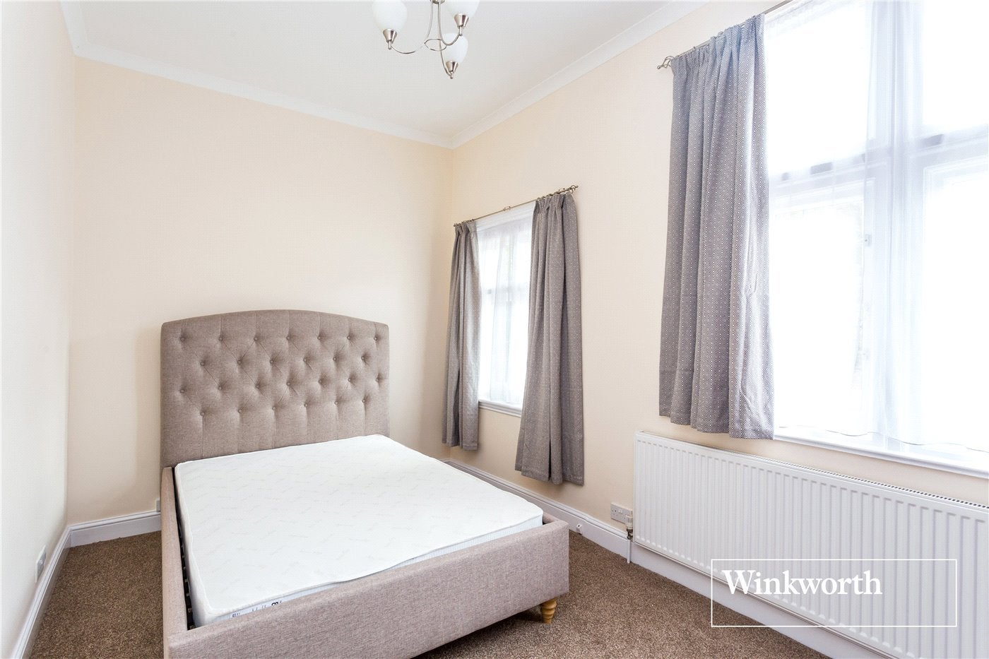 Flat Hendon Lane in Greater London