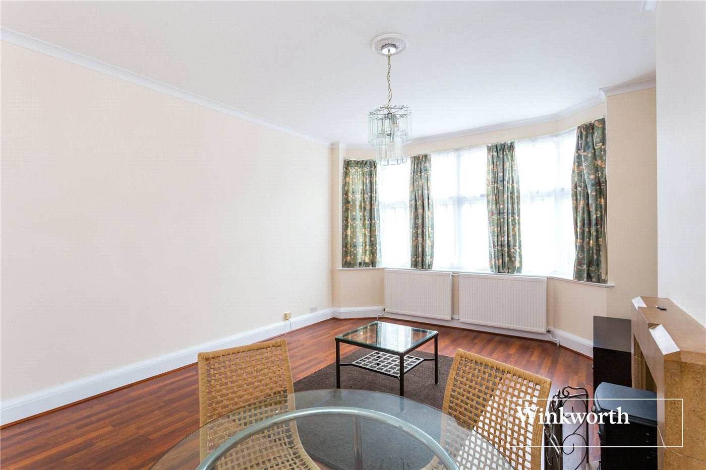Flat Hendon Lane in Greater London