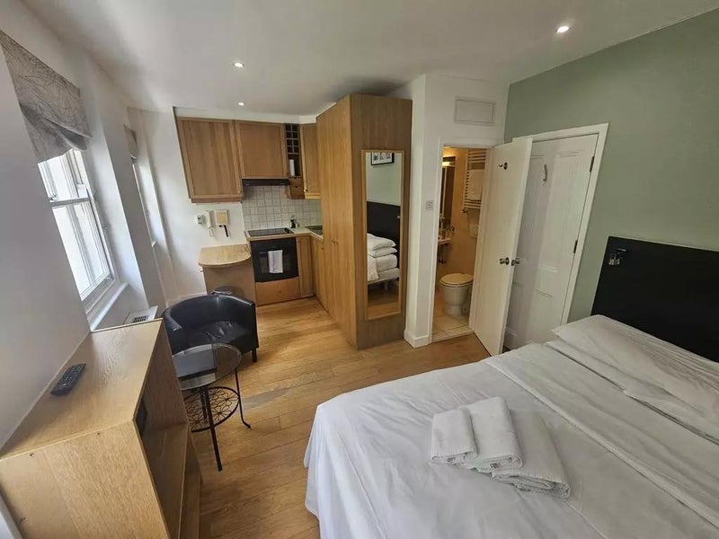 Room Leigh Street in Greater London