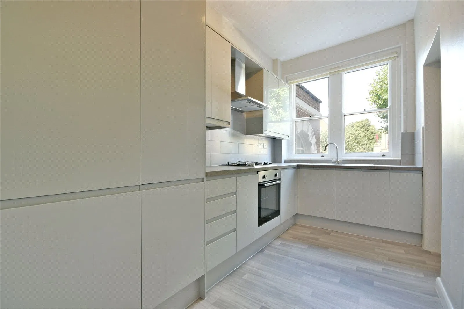 Flat Hemstal Road in Greater London