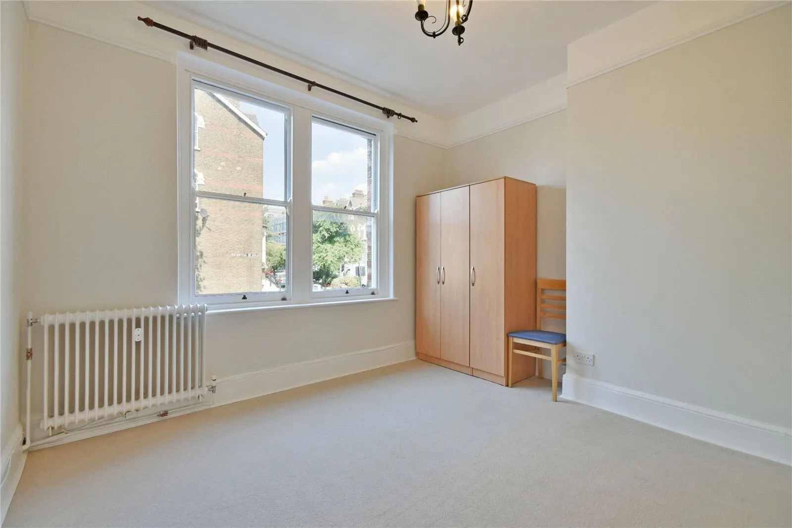 Flat Hemstal Road in Greater London