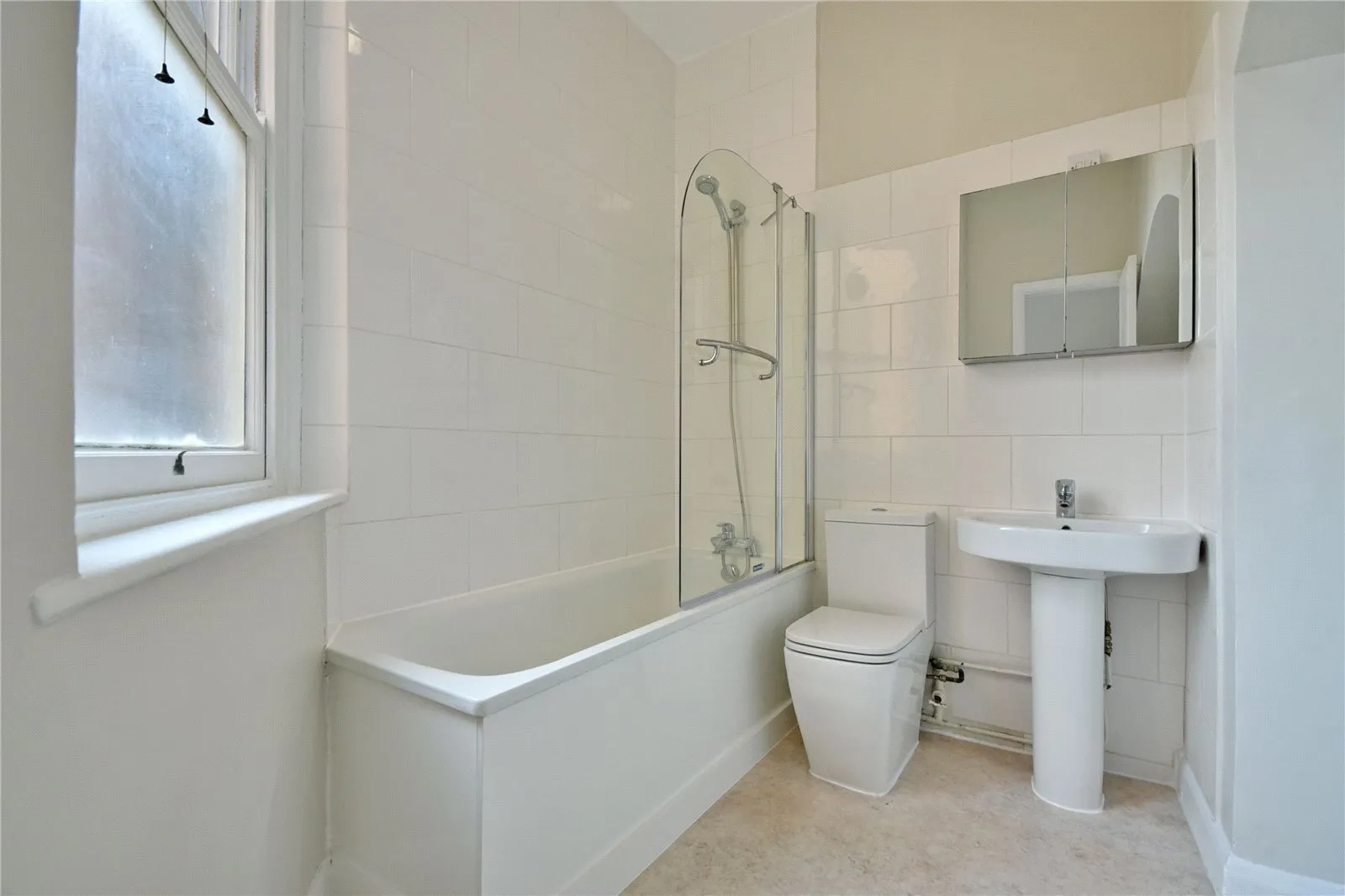 Flat Hemstal Road in Greater London