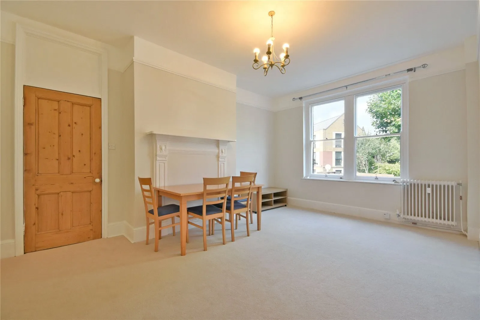 Flat Hemstal Road in Greater London