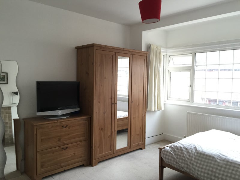 Room Markmanor Avenue in Greater London