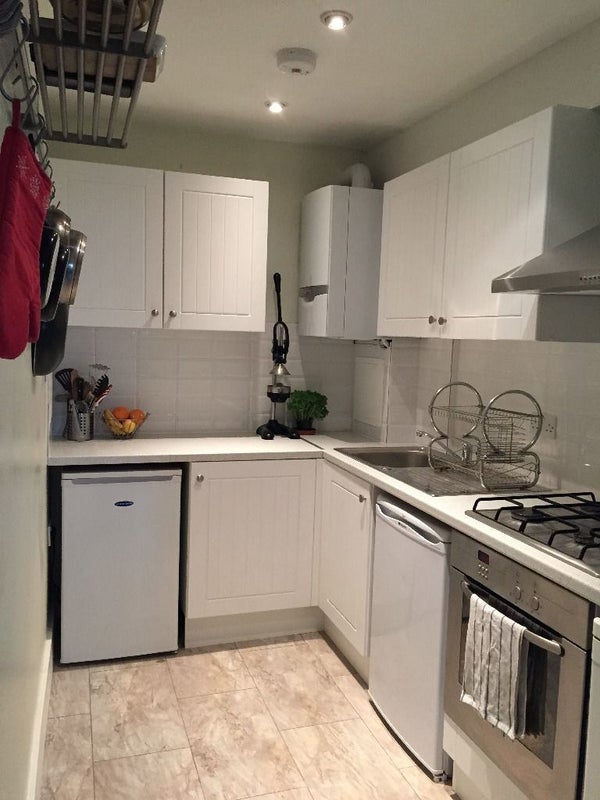 Room Markmanor Avenue in Greater London