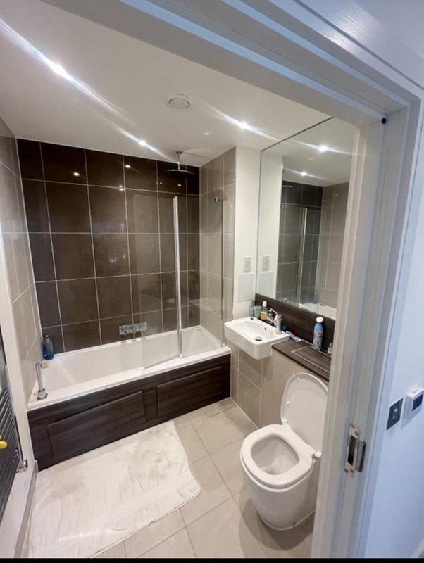 Room Bridges Court in Greater London