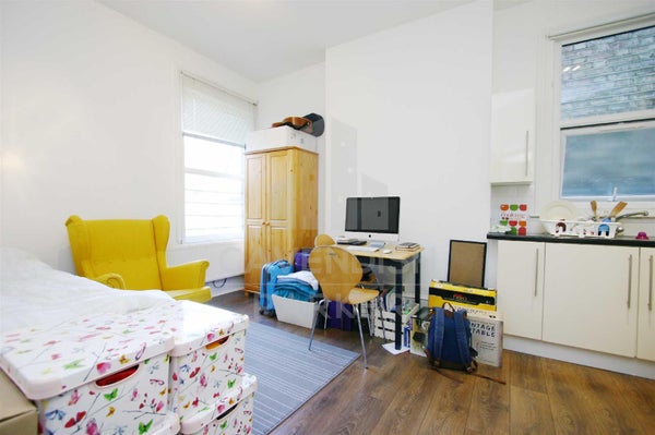 Flat Teignmouth Road in London