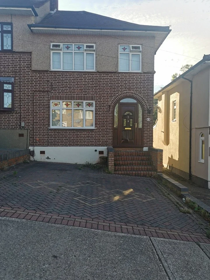 House Kingshill Avenue in Greater London