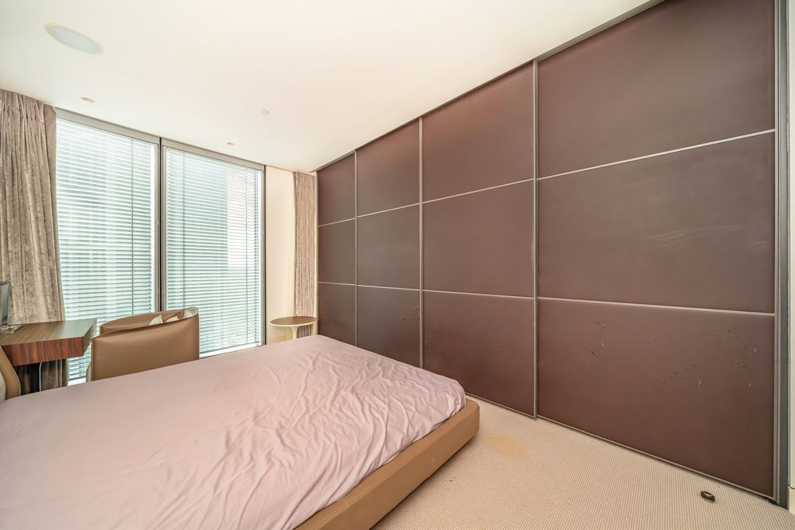 Flat Nine Elms Lane in Greater London