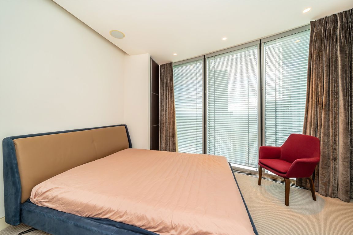Flat Nine Elms Lane in Greater London