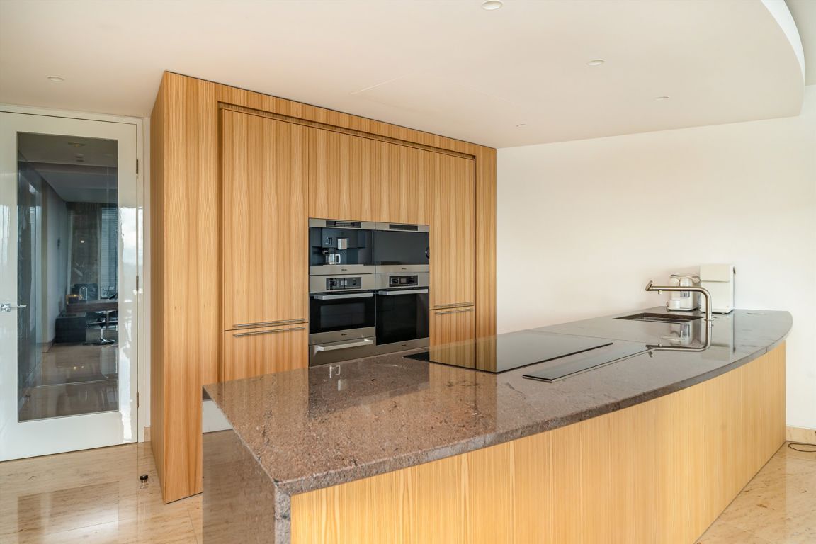 Flat Nine Elms Lane in Greater London