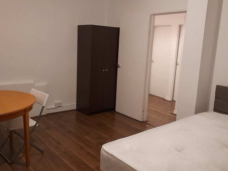 Room Lewis Street in Greater London