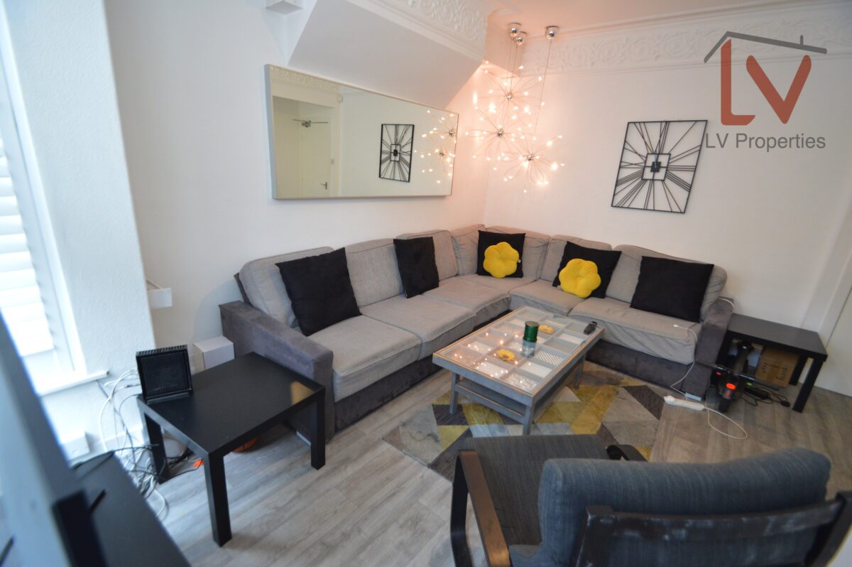 Flat Burchett Grove in Leeds