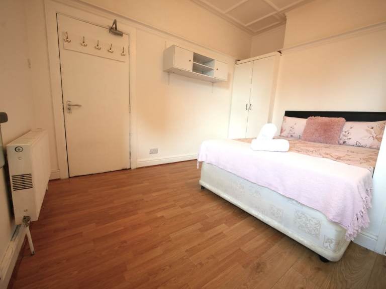 Flat Cumnor Road in Bournemouth