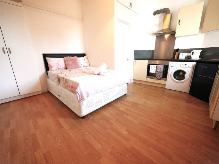 Flat Cumnor Road in Bournemouth