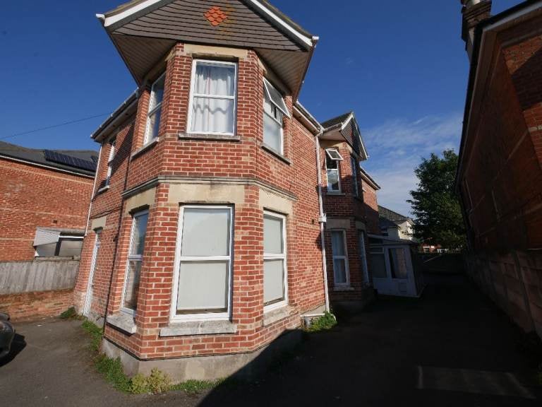 Flat Cumnor Road in Bournemouth