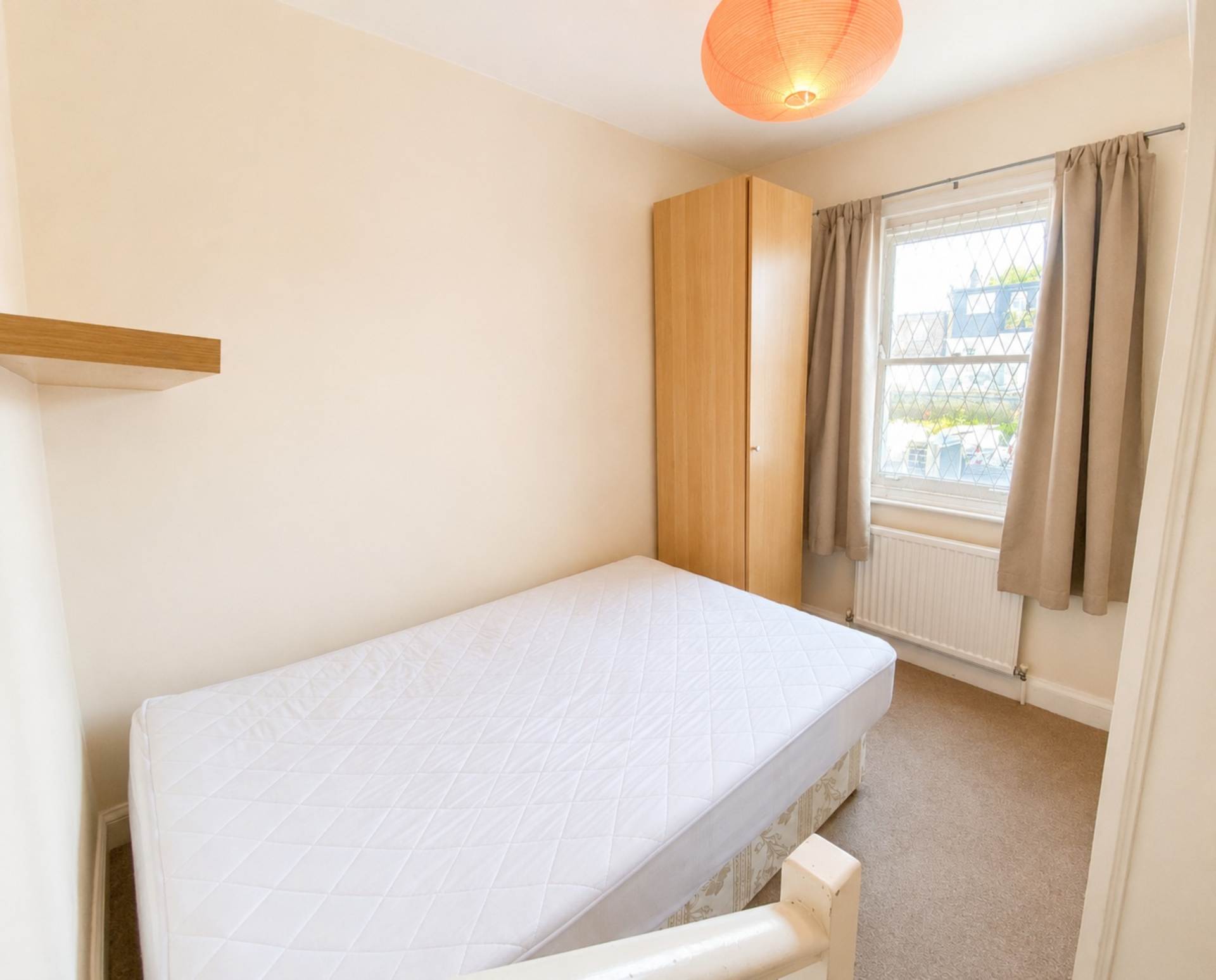 Flat Chiswick High Road in Greater London