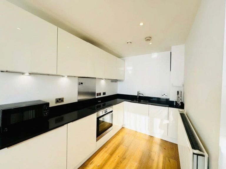 Flat Aviation Drive in Greater London