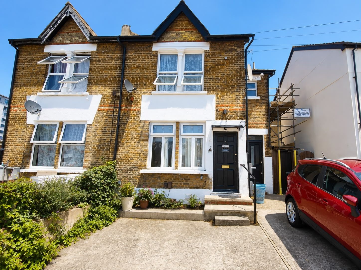 Flat Station Grove in Greater London