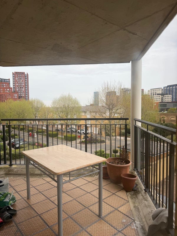 Room Newport Avenue in Greater London