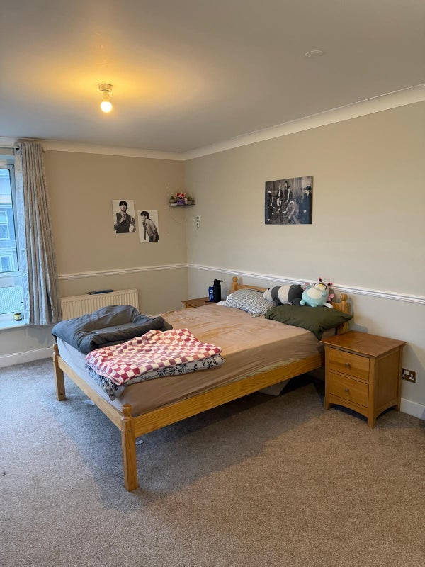 Room Newport Avenue in Greater London