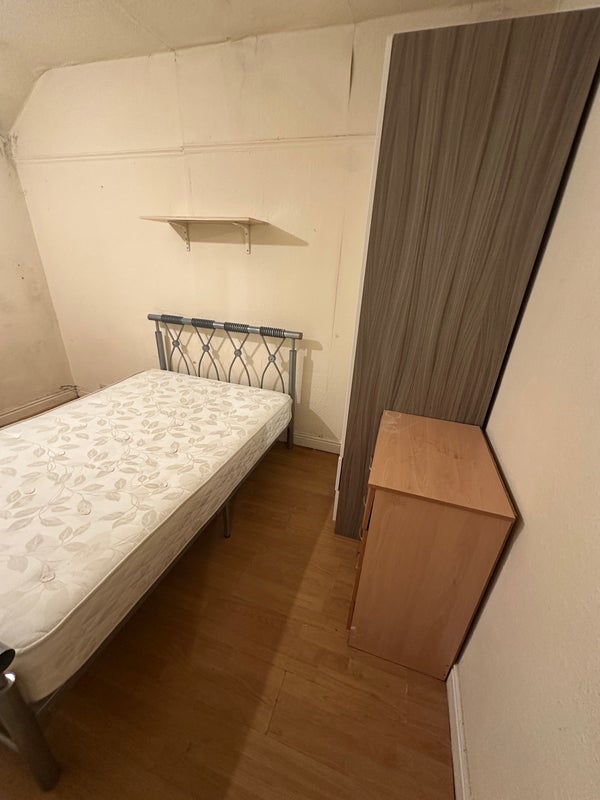 Room Brentbridge Road in Manchester