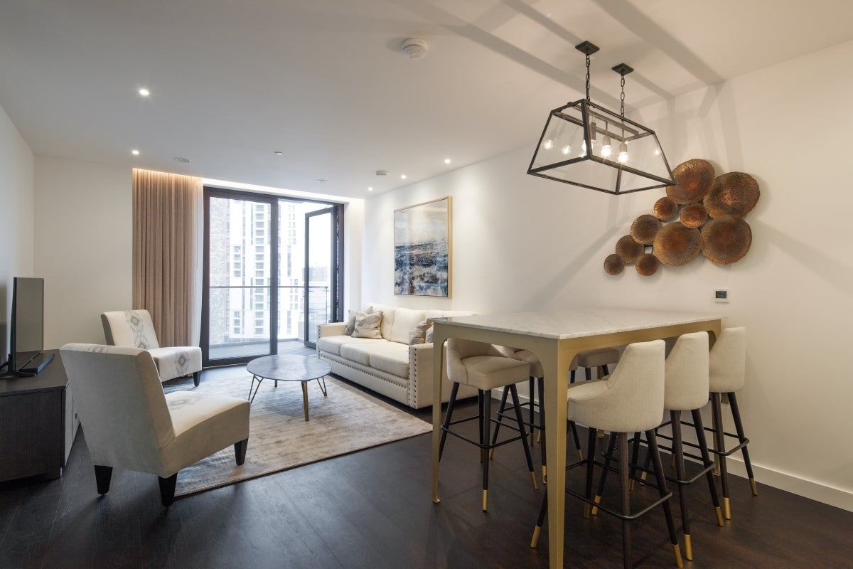 Flat Ponton Road in Greater London