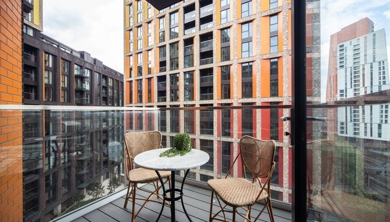 Flat Ponton Road in Greater London
