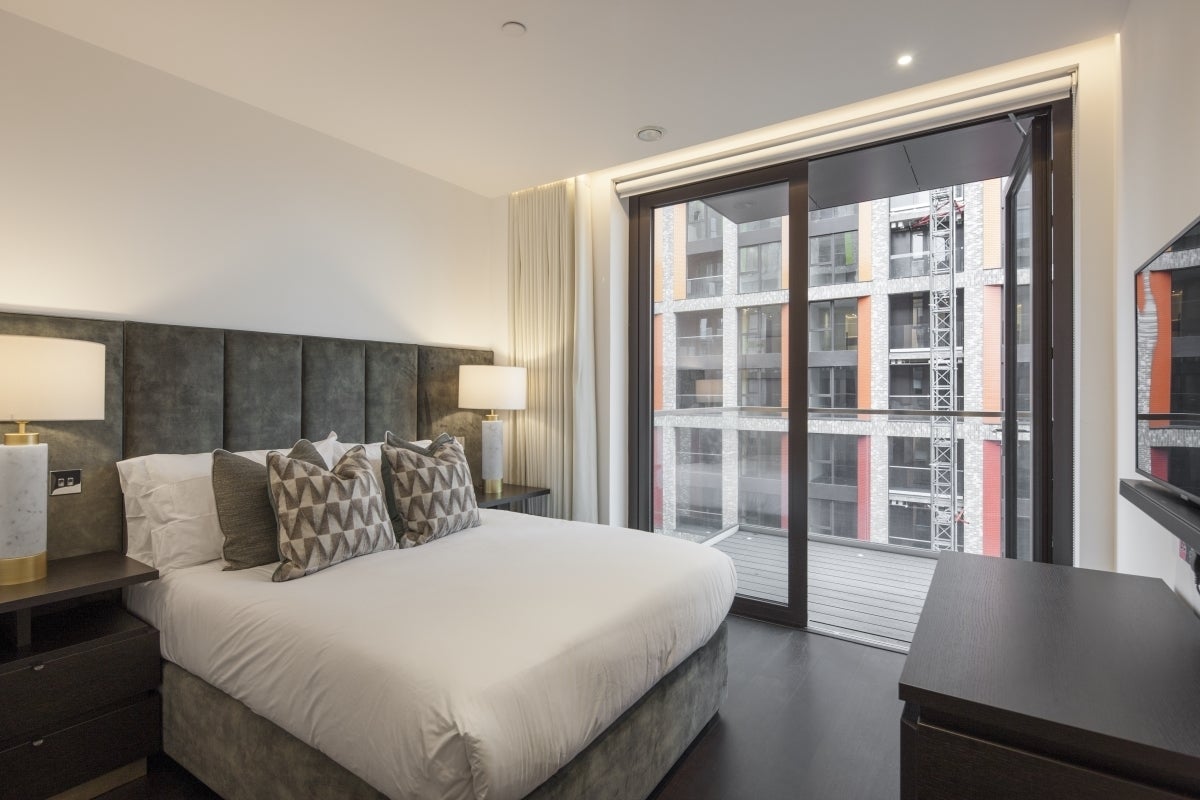 Flat Ponton Road in Greater London