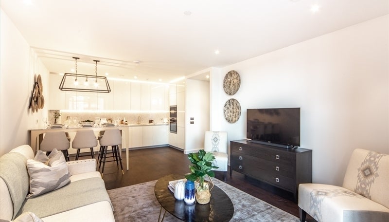 Flat Ponton Road in Greater London