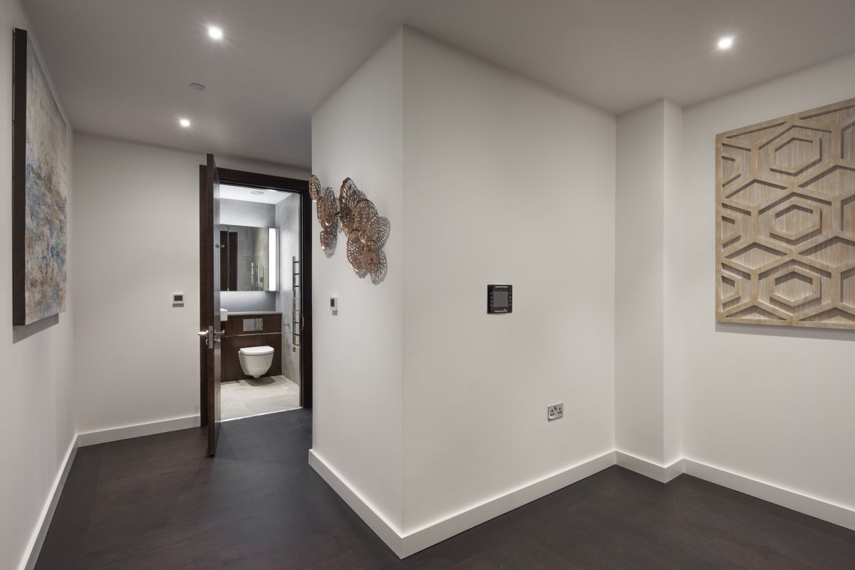 Flat Ponton Road in Greater London