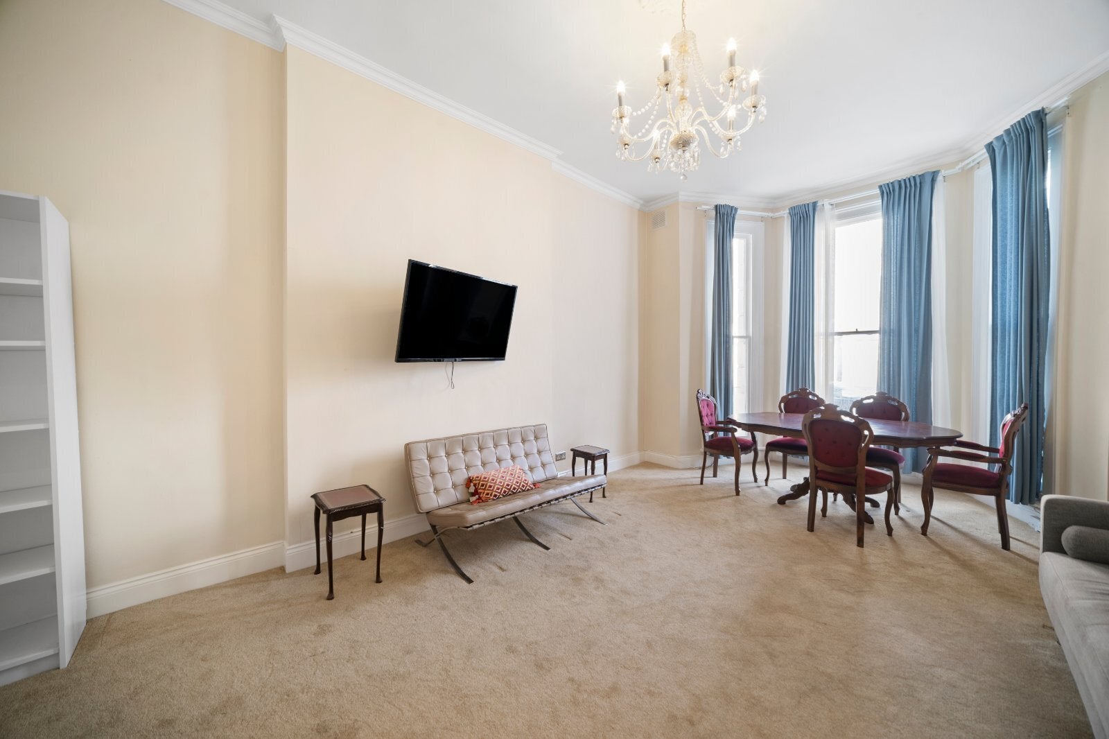 Flat Holland Road in Greater London