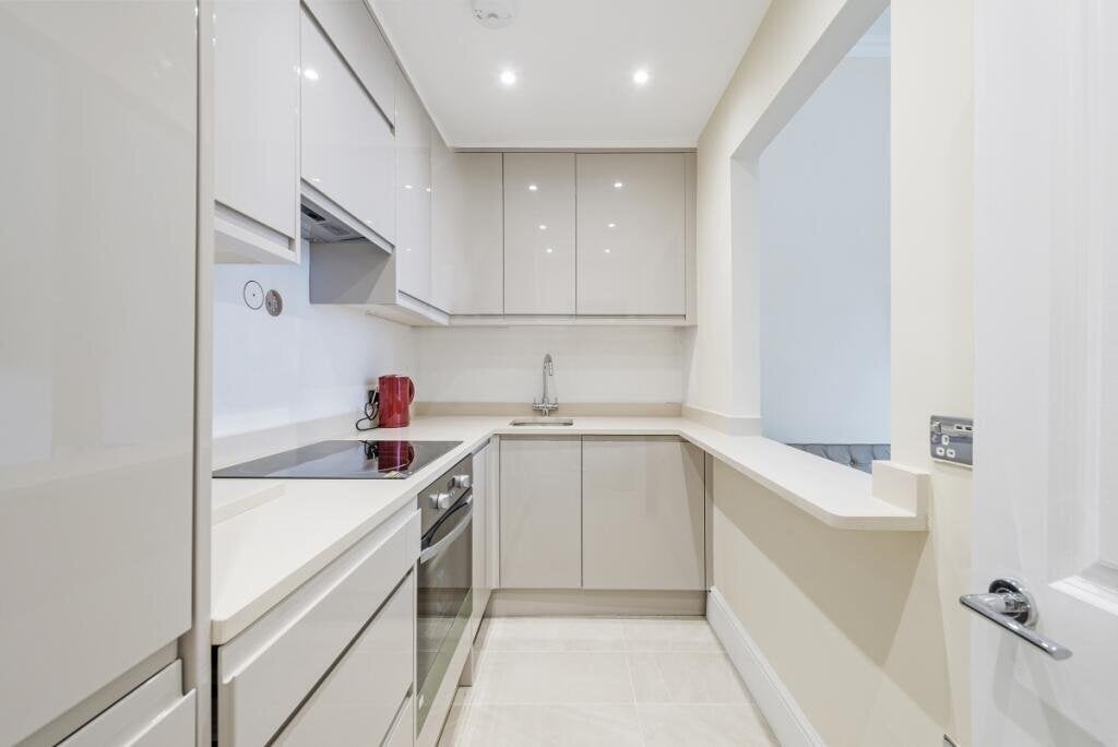 Flat Holland Road in Greater London