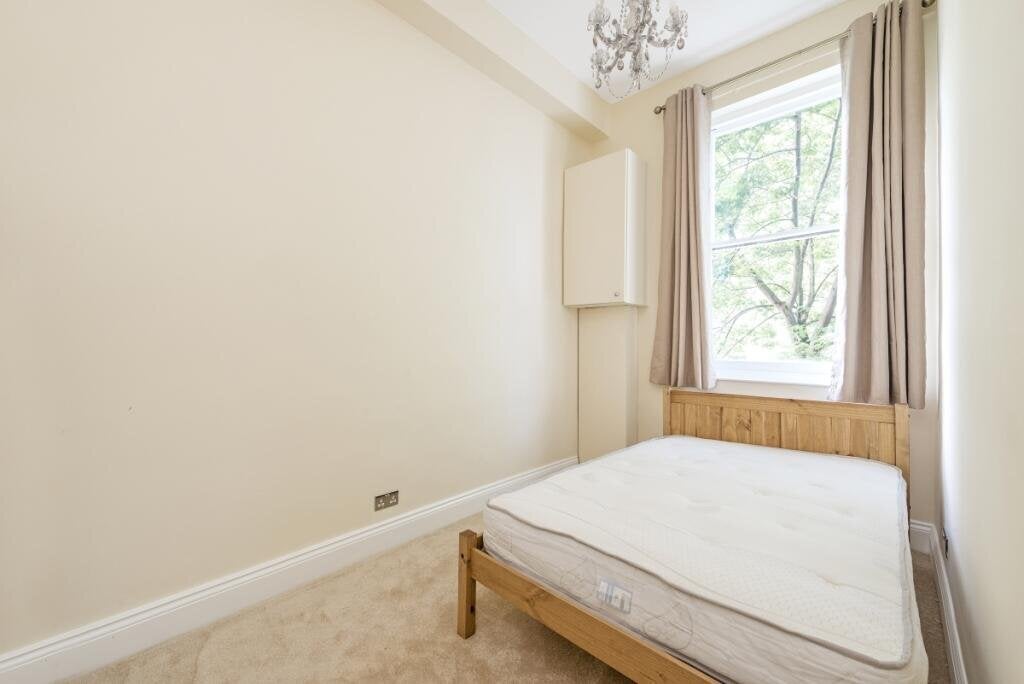 Flat Holland Road in Greater London