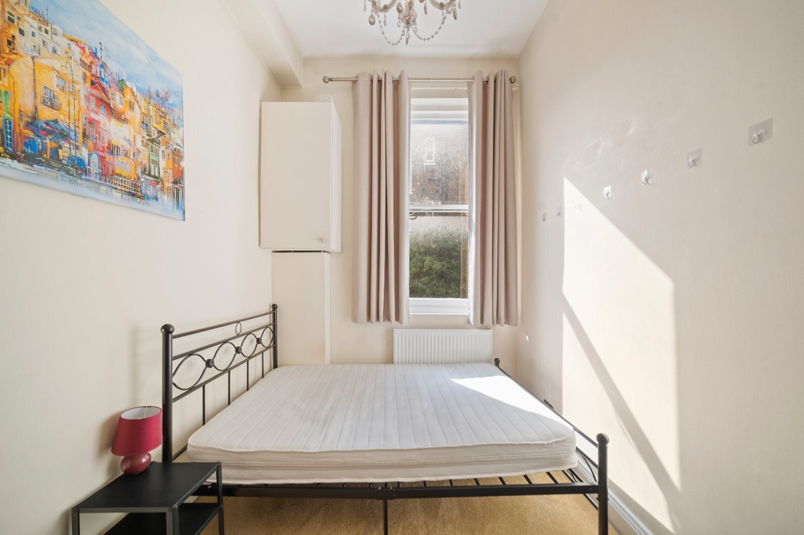 Flat Holland Road in Greater London
