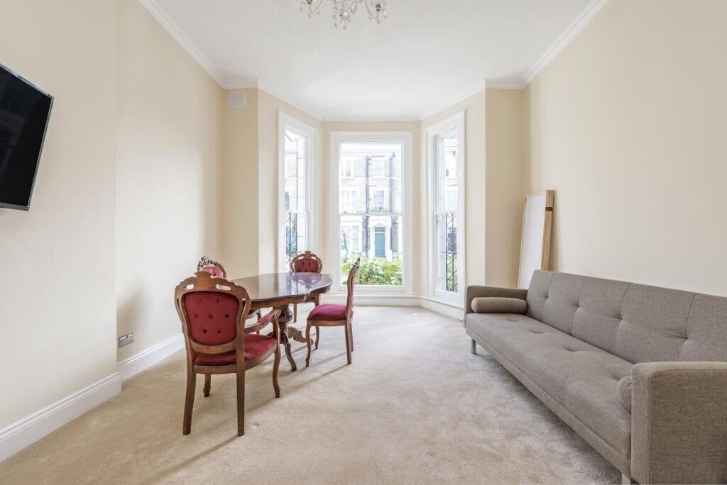 Flat Holland Road in Greater London