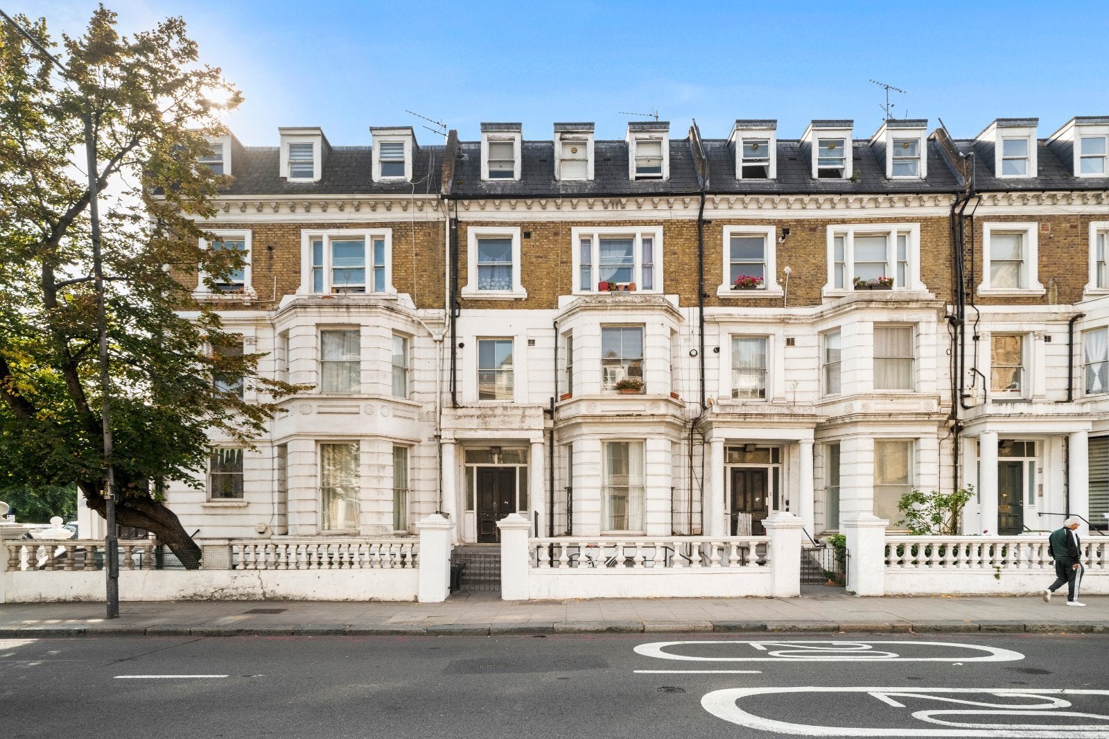 Flat Holland Road in Greater London