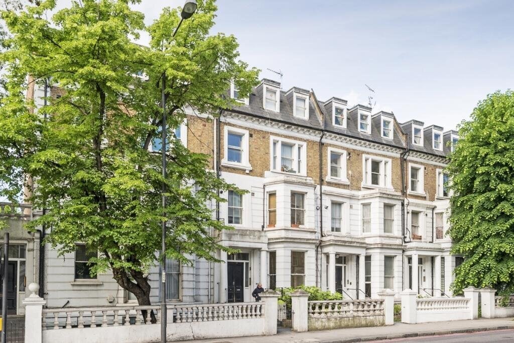 Flat Holland Road in Greater London
