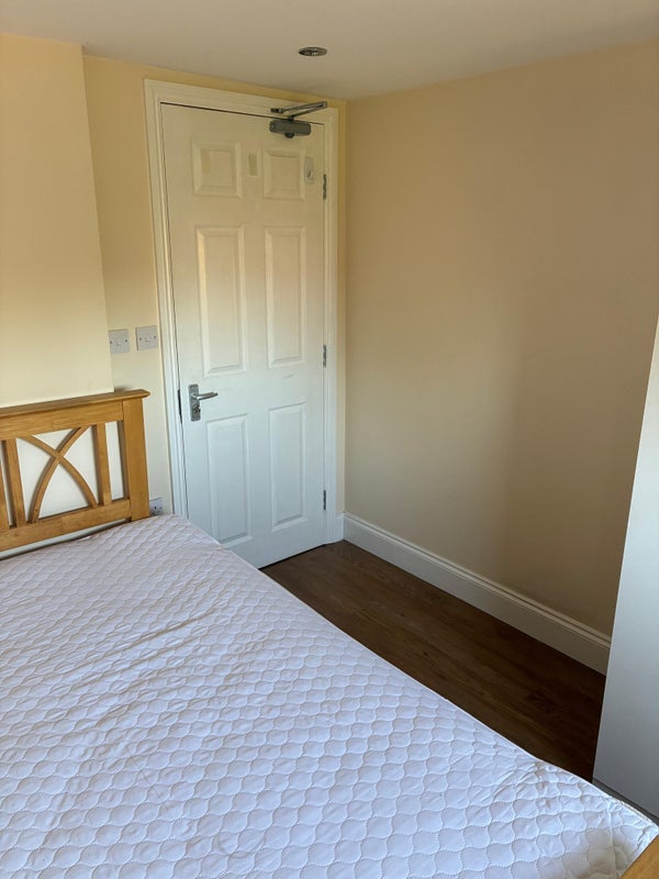 Room Graham Road in Greater London