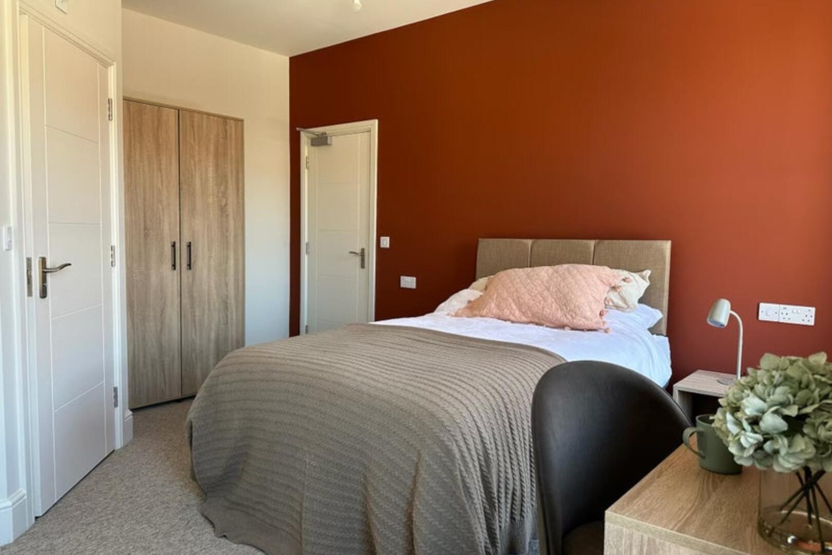 Room Holyrood Street in Newport