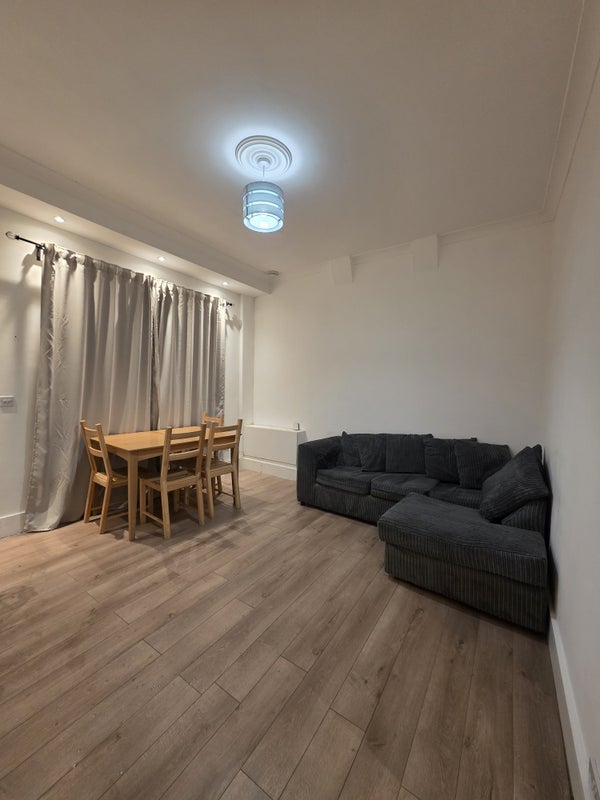 Room Bellenden Road in Greater London