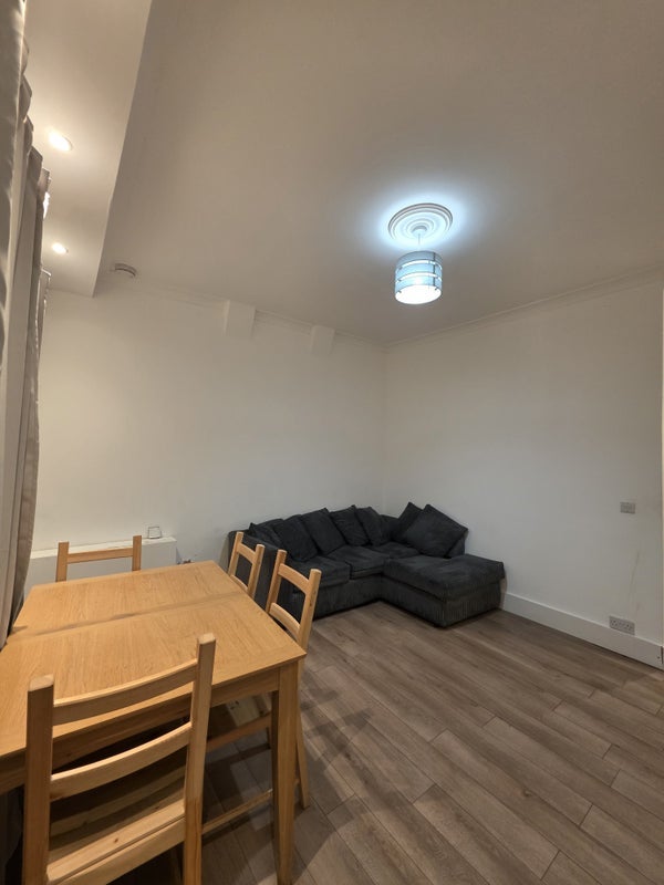 Room Bellenden Road in Greater London