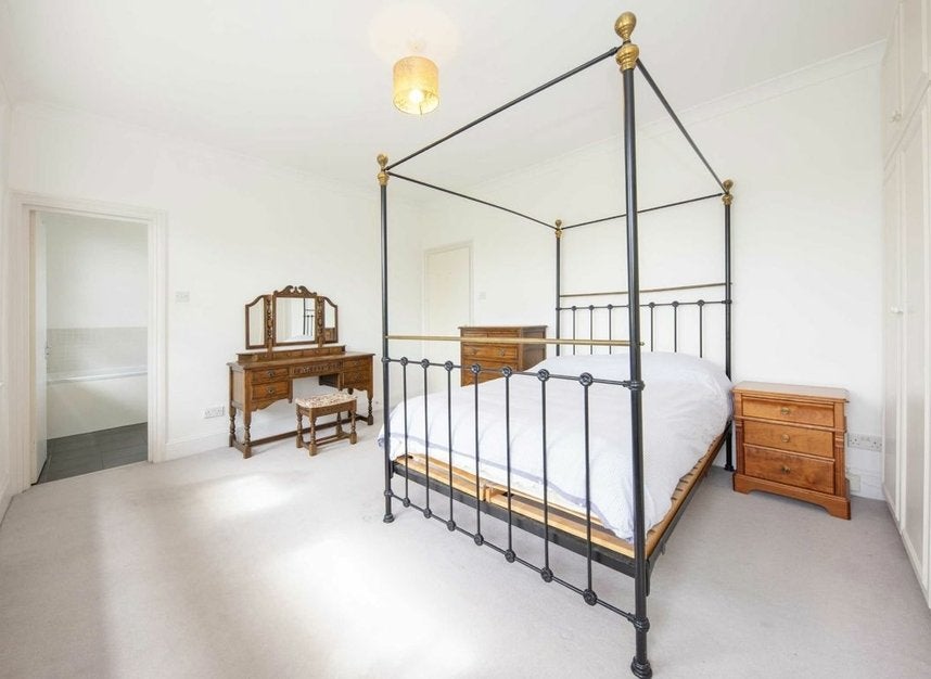 Flat Belsize Lane in Greater London
