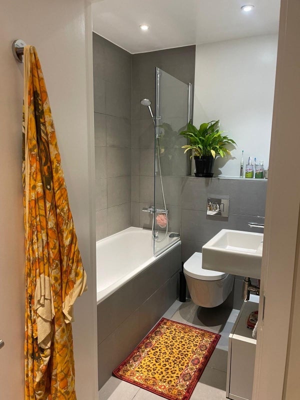 Room Brenthouse Road in Greater London