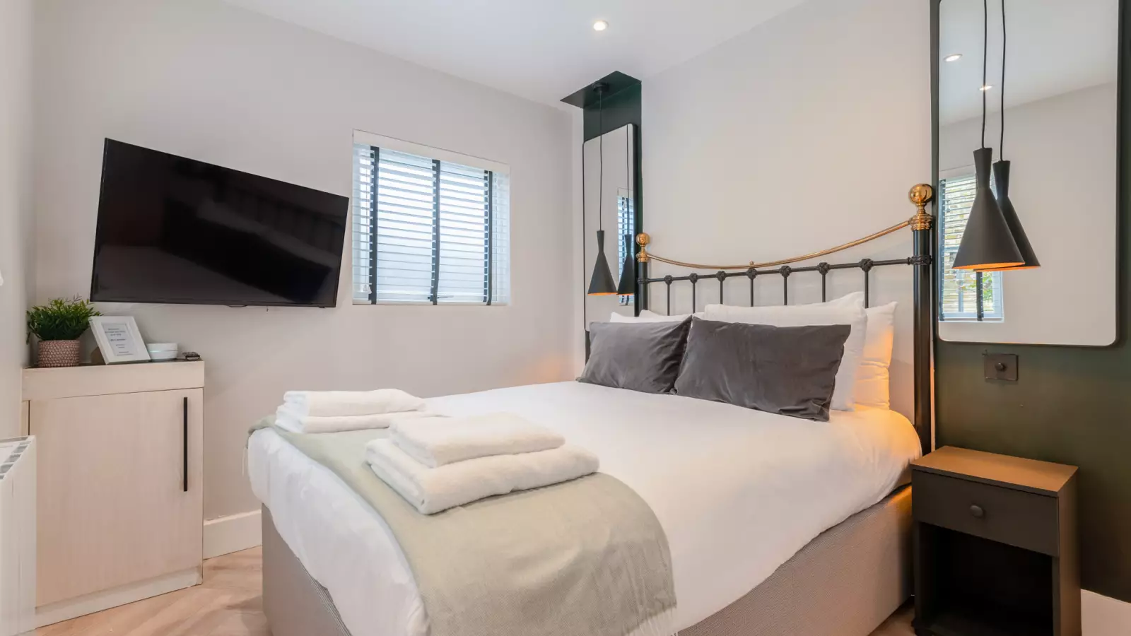 Flat Ravenstone Street in Greater London