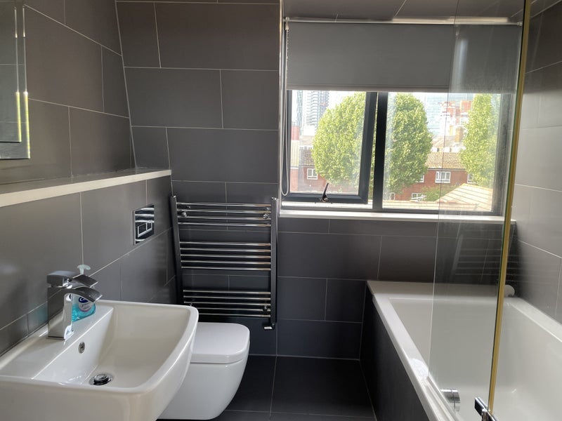 Room Tiller Road in Greater London