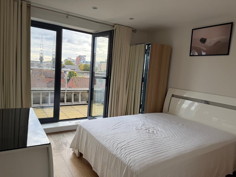 Room Tiller Road in Greater London