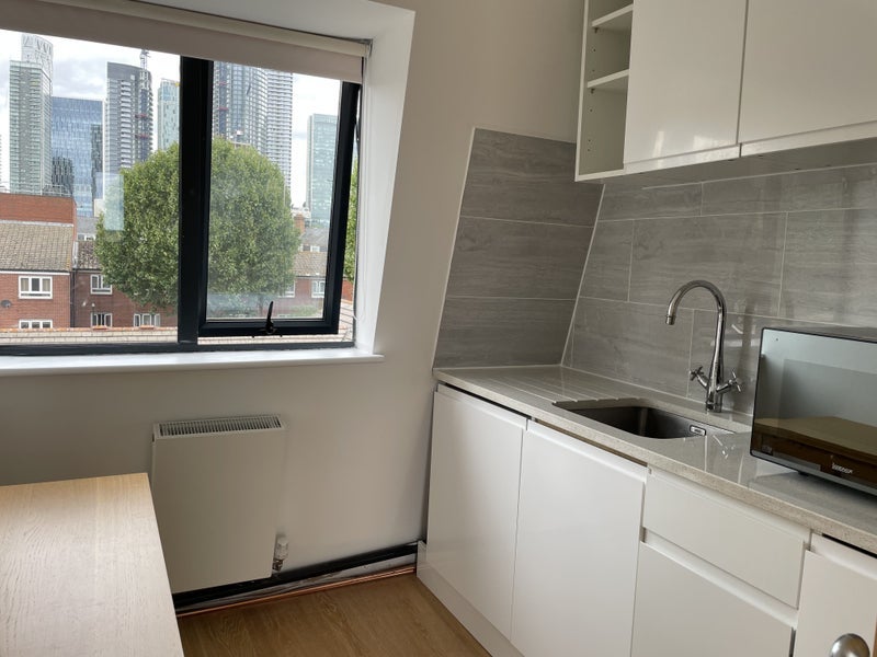 Room Tiller Road in Greater London