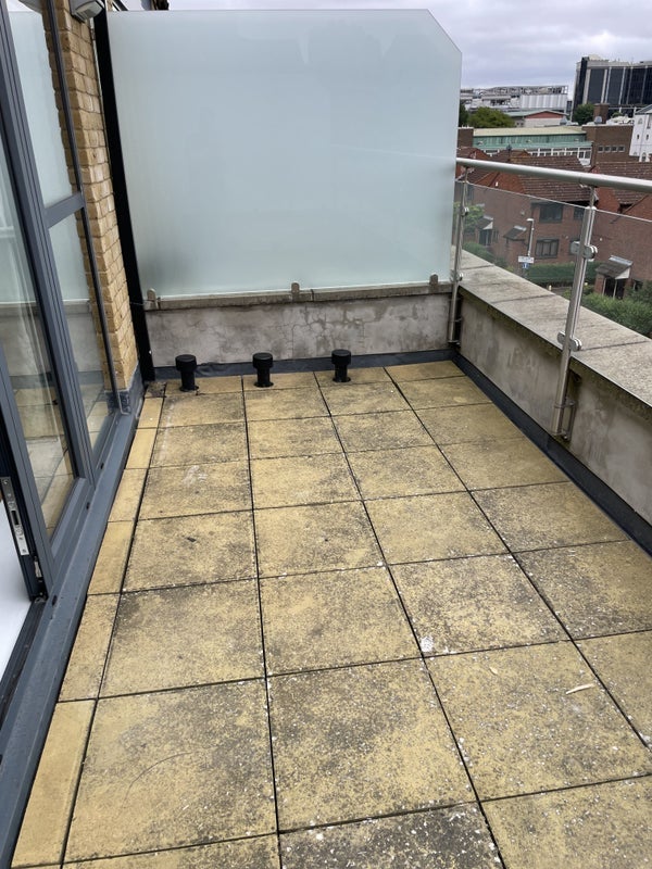 Room Tiller Road in Greater London